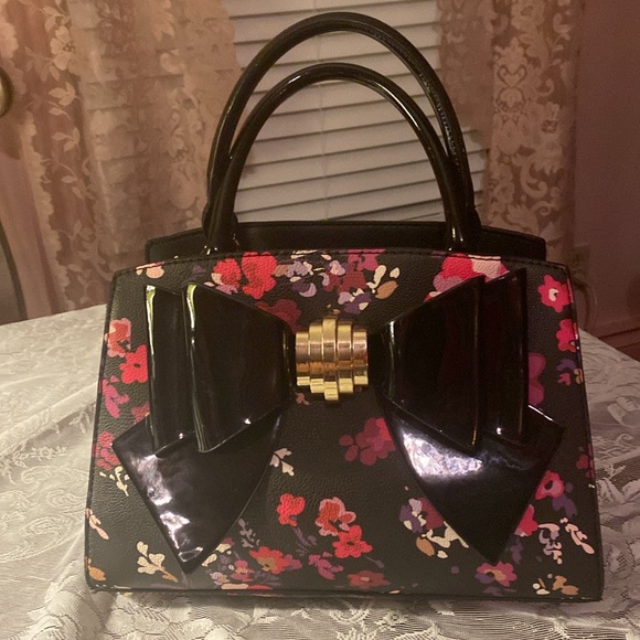 BETSEY JOHNSON BONNEE HANBAG BLACK PATENT LEATHER Heels sold separately - Picture 6 of 14